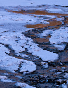 Europa, Deutschland, Hessen, Vöhl, Nationalpark Kellerwald-Edersee, Eis am Eder-Fluss, trockengefallener Edersee, Wintermorgenstimmung mit Eis und Schnee, Spiegelung Europa, Deutschland, Hessen, Vöhl, Nationalpark Kellerwald-Edersee, Eis am Eder-Fluss, trockengefallener Edersee, Wintermorgenstimmung mit Eis und Schnee, Spiegelung